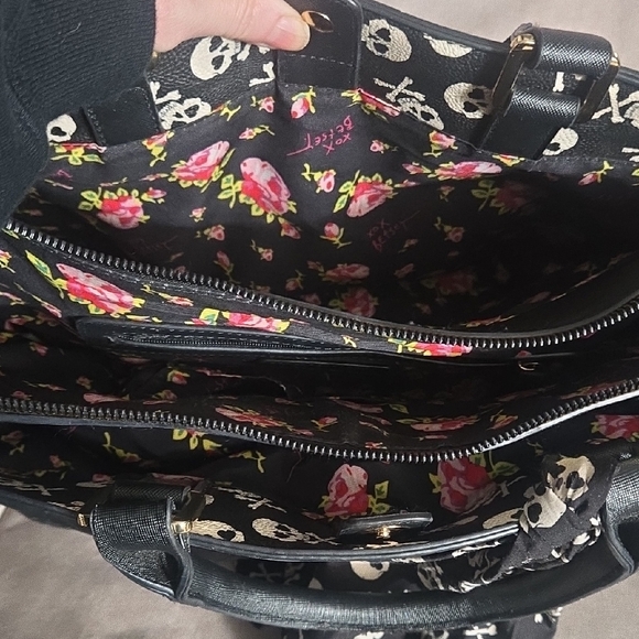 Betsey Johnson Black Skull Satchel - Picture 3 of 3
